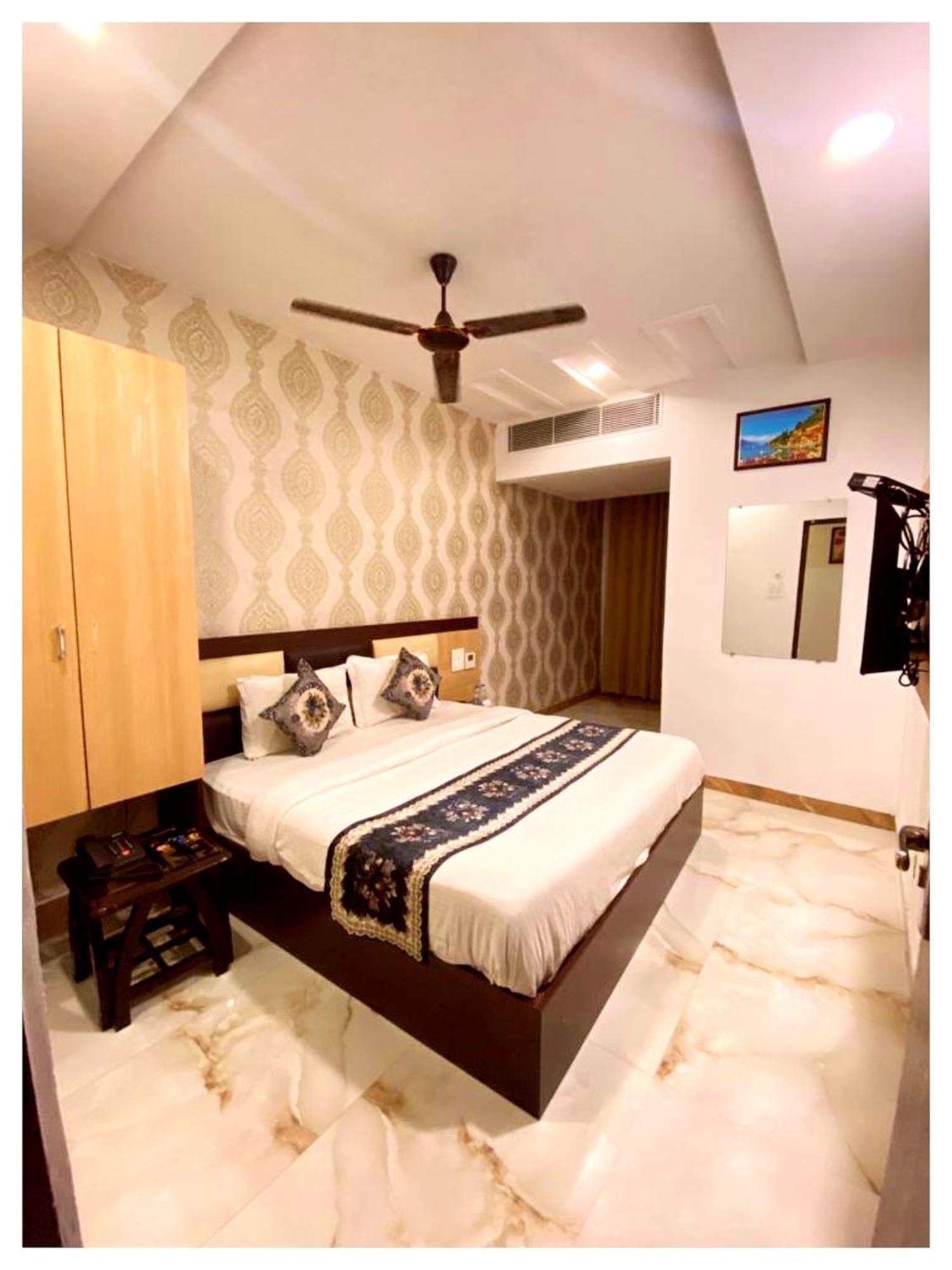 Hotel Premium Travellers # Inn Near Temple - Fully Air Conditioning Hotel - Hygiene And Spacious Room - A Top Rated Luxuary Hotel Merces Εξωτερικό φωτογραφία