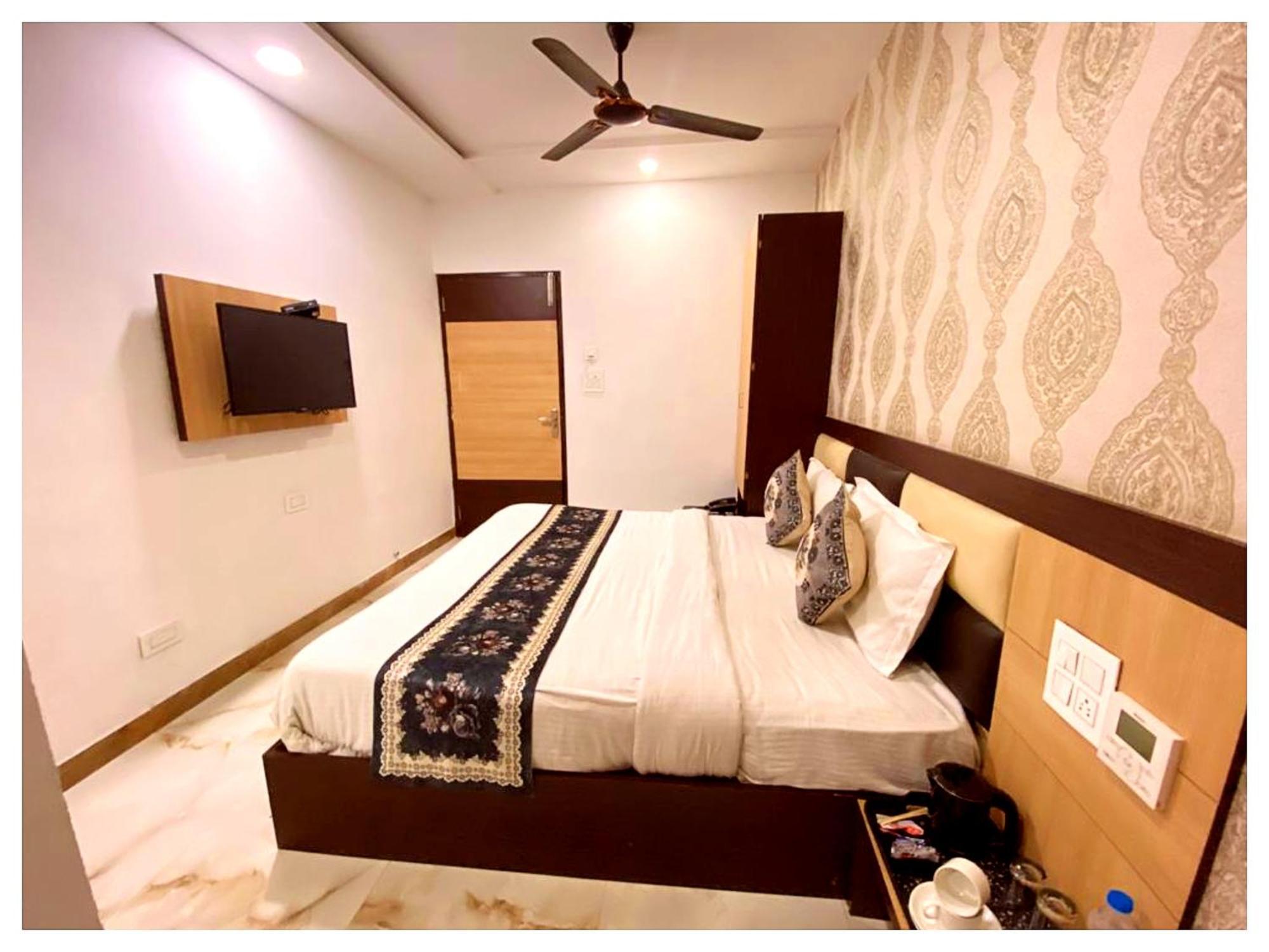 Hotel Premium Travellers # Inn Near Temple - Fully Air Conditioning Hotel - Hygiene And Spacious Room - A Top Rated Luxuary Hotel Merces Εξωτερικό φωτογραφία
